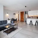 Apartment Modern 2 Bed Sea View Pool Access