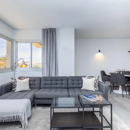 Modern 2 Bed Sea View Pool Access