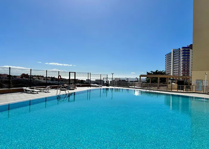 Modern 2 Bed Sea View Pool Access *